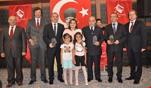 Aile ve Sosyal Politikalar Bakanı Fatma Şahin'den DENİB'e Plaket