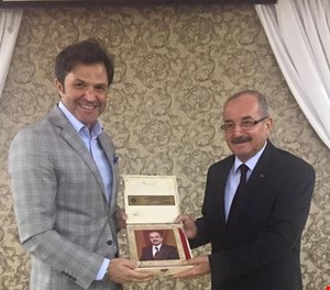 Düzenlenen Veda Yemeği' nde Vali Şükrü Kocatepe' ye Plaket Takdim Edildi